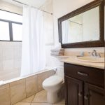 Baño de huéspedes del Condo 3, Condominios Montecarlo, Playa Jacó - Guest bathroom of Condo 3, Montecarlo Condominiums, Jacó Beach