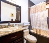 Baño de huéspedes del Condo 6, Condominios Montecarlo, Jacó - Guest bathroom of Condo 6, Montecarlo Condominiums, Jacó