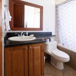 Baño de huéspedes del Condo 11, Condominios Montecarlo, Playa Jacó - Guest bathroom of Condo 11, Montecarlo Condominiums, Jacó Beach
