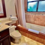 Baño de huéspedes del Condo 2, Condominios Montecarlo, Playa Jacó - Guest bathroom of Condo 2, Montecarlo Condominiums, Jacó Beach