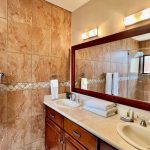 Baño principal del Condo 2, Condominios Montecarlo, Playa Jacó - Master bathroom of Condo 2, Montecarlo Condominiums, Jacó Beach