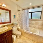 Baño de huéspedes, Condominios Montecarlo, Playa Jacó - Guest bathroom, Montecarlo Condominiums, Jacó Beach