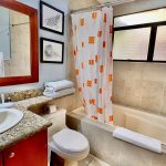 Baño de huéspedes del Condo 12, Condominios Montecarlo, Playa Jacó - Guest bathroom of Condo 12, Montecarlo Condominiums, Jacó Beach Baño de huéspedes del Condo 12, Condominios Montecarlo, Playa Jacó - Guest bathroom of Condo 12, Montecarlo Condominiums, Jacó Beach