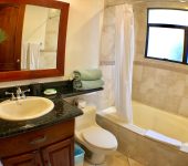 Baño de huéspedes del Condo 7, Condominios Montecarlo, Playa Jacó - Guest bathroom of Condo 7, Montecarlo Condominiums, Jacó Beach